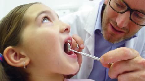 dentista examinando a un paciente joven con herramientas dentales