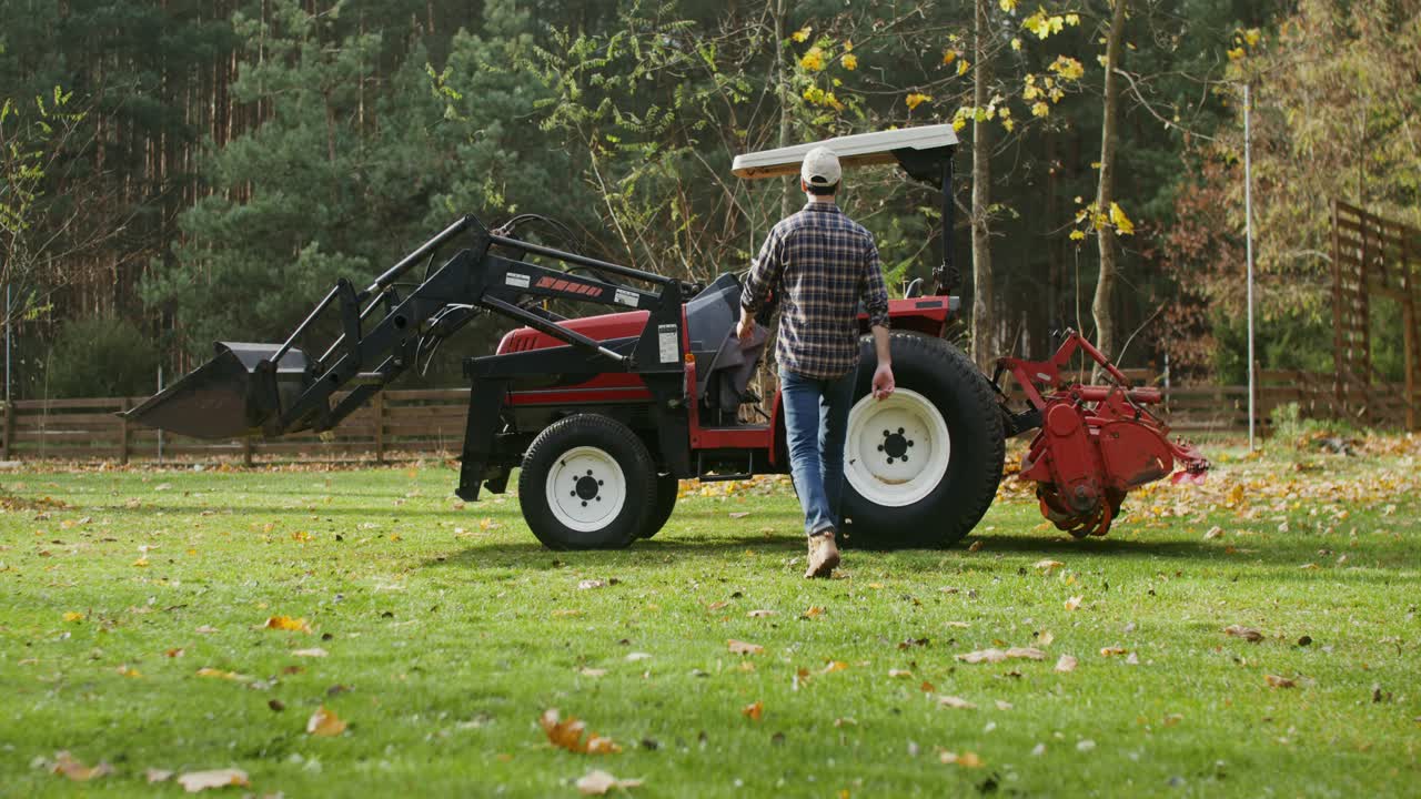 agricultor que trabaja con tractor en otoño