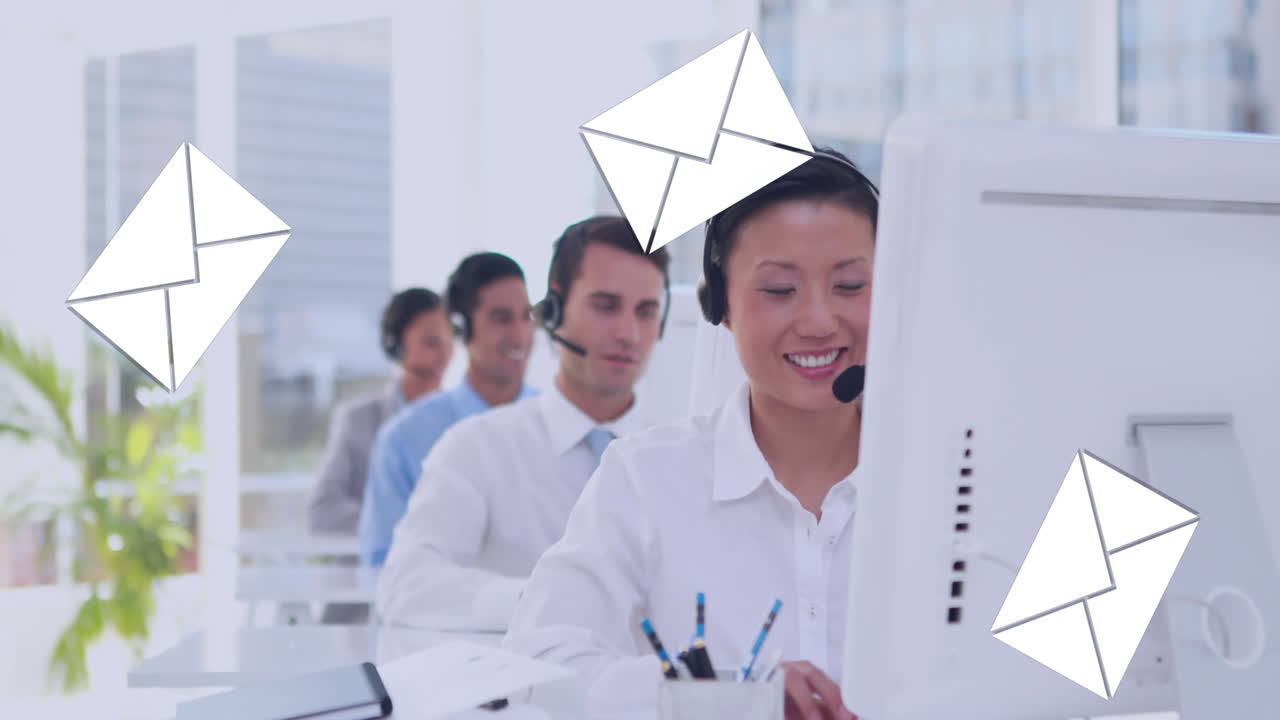 콜 센터 에이전트가 헤드 ⁇ 으로 이야기하는 동안 타이핑 4k