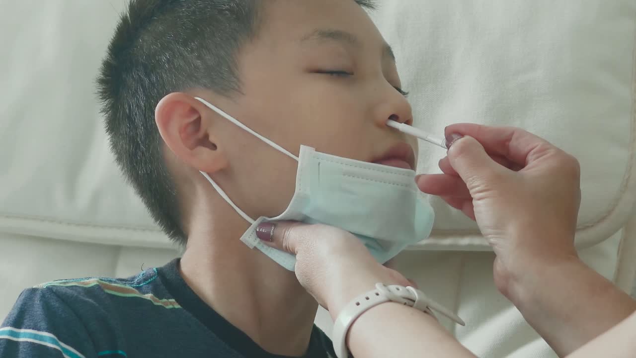 집에서 pcr covid-19 테스트를 받는 어린이