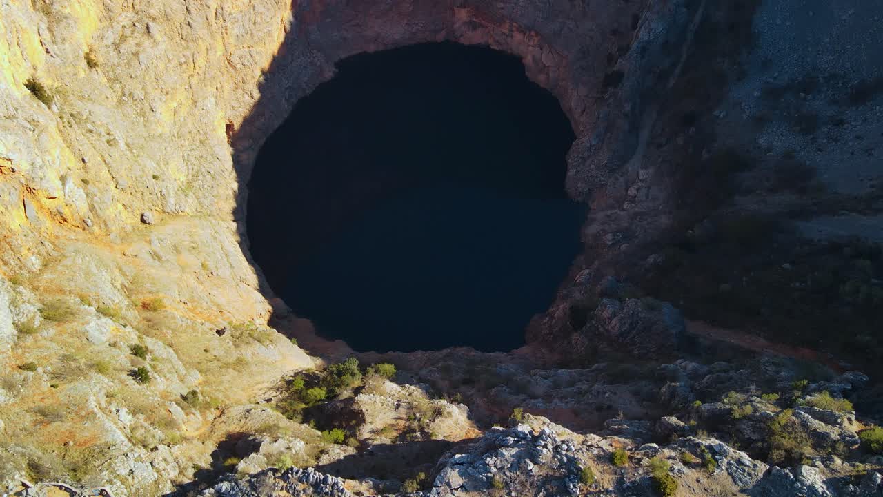 붉은 호수의 아름다운 경치 풍경보기