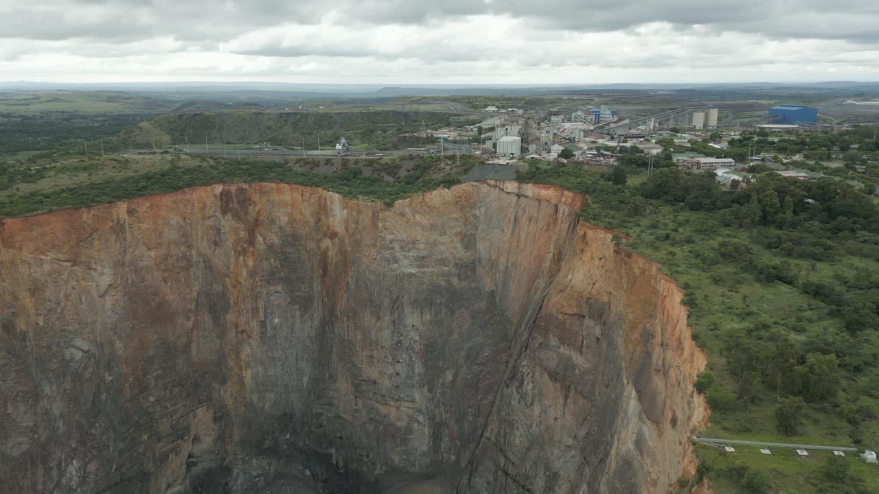 컬리난 다이아몬드 광산에 있는 킴벌라이트 파이프 구덩이의 가파른 수직면