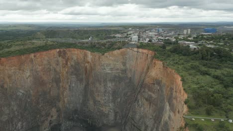 lados verticales empinados del pozo de tubería de kimberlita en la mina de diamantes cullinan