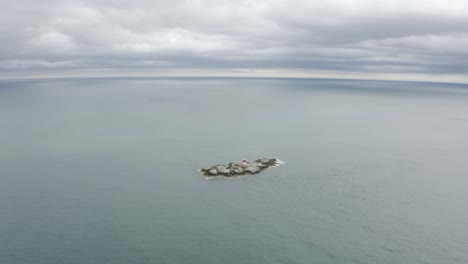 Captura-Aérea-Del-Faro-De-Muglins-Durante-Un-Día-Nublado