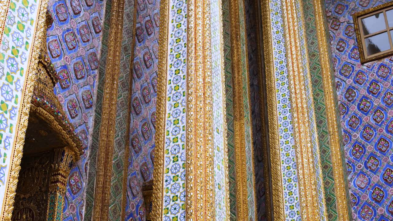 pilares ornamentados y decoraciones de un templo tailandés