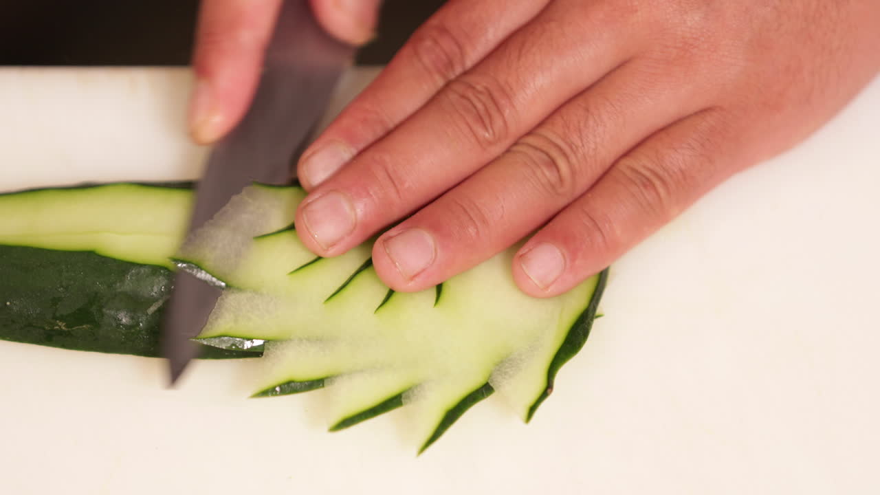 rebanar pepino fresco con estilo - decoración de plato de sushi - primer plano, cámara lenta