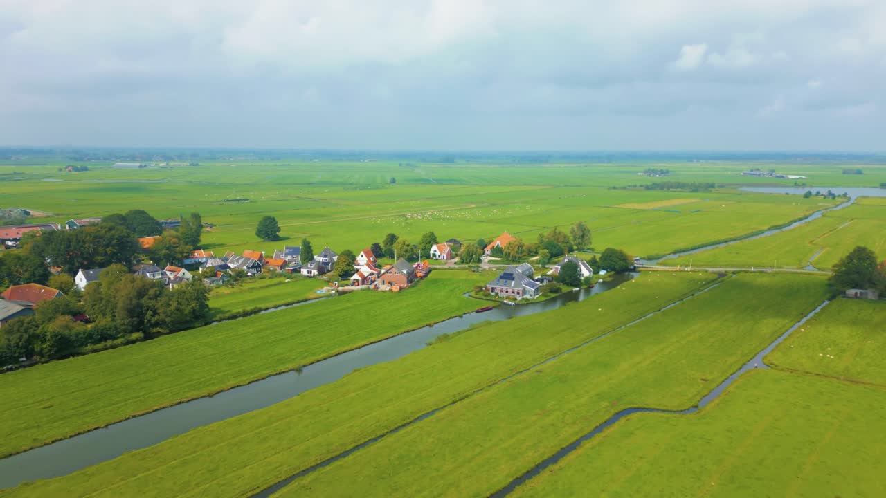 랜스도르프 주변의 집들과 폴더는 네덜란드의 전형적인 시골 풍경입니다.