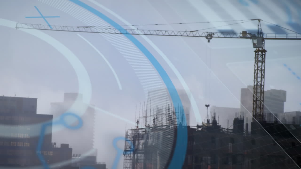 animación de la interfaz con el procesamiento de datos frente a la vista aérea de un sitio de construcción.