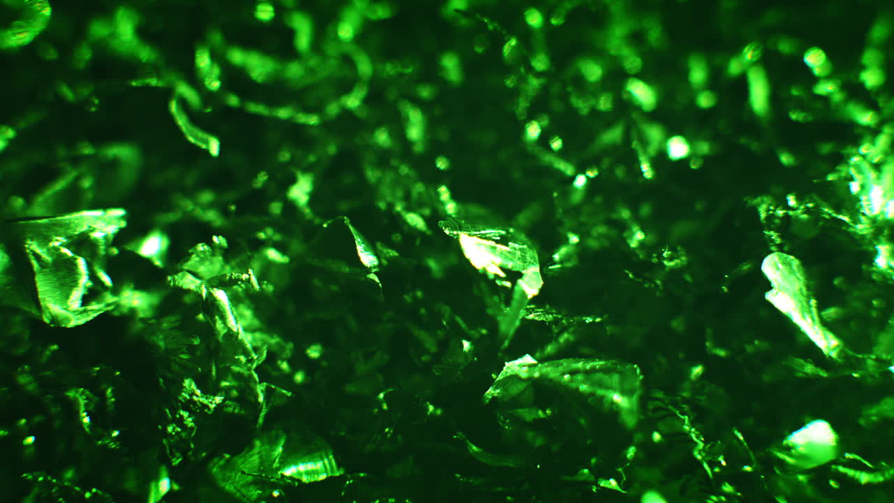 Emerald color metal alloy fillings moving