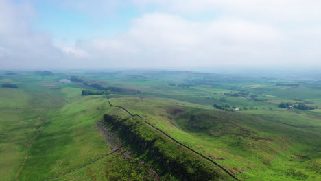 Toma-Aérea-Sobre-La-Campiña-Inglesa-Que-Muestra-Una-Sección-Del-Muro-De-Adriano