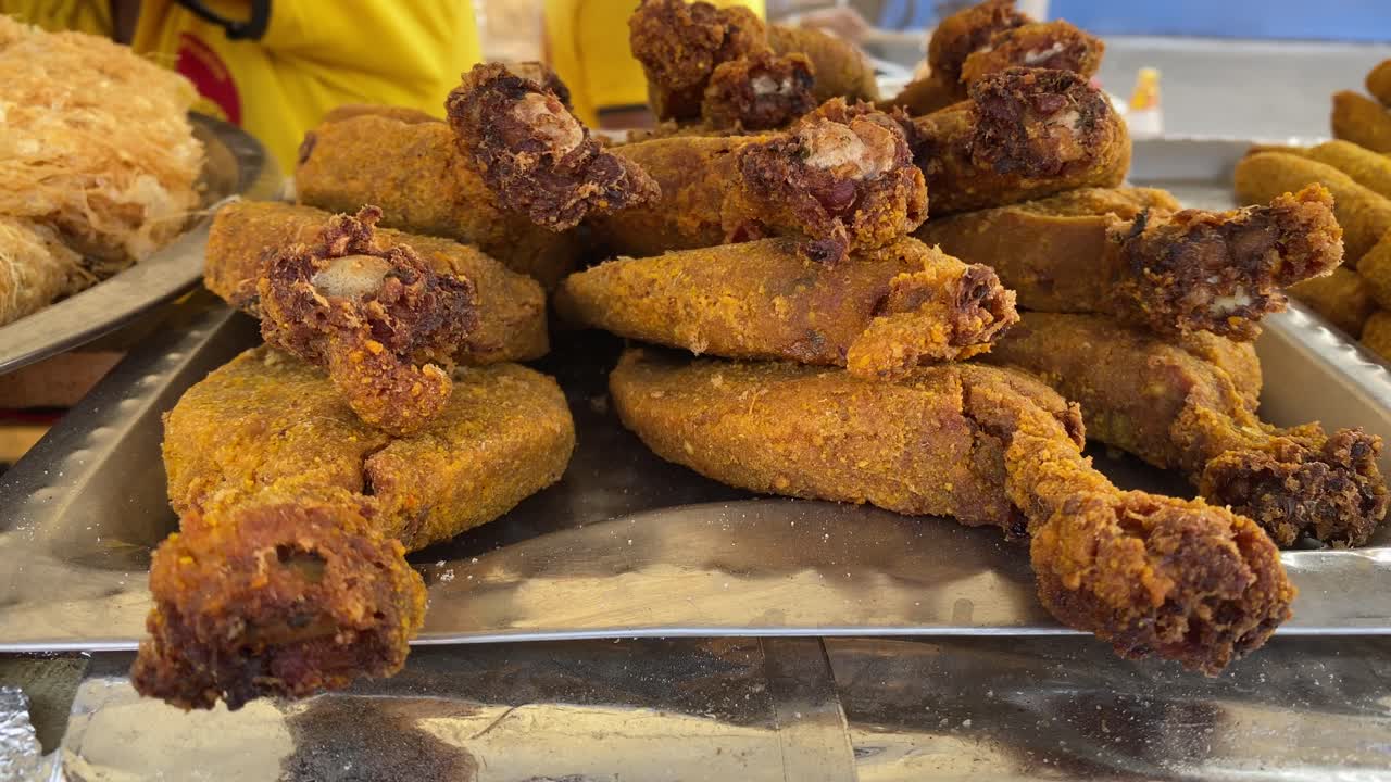 흐릿한 배경이 있는 흰색 접시에 치킨 커틀릿 제공