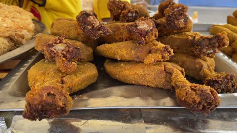 Chuleta-De-Pollo-Servida-En-Plato-Blanco-Con-Fondo-Borroso