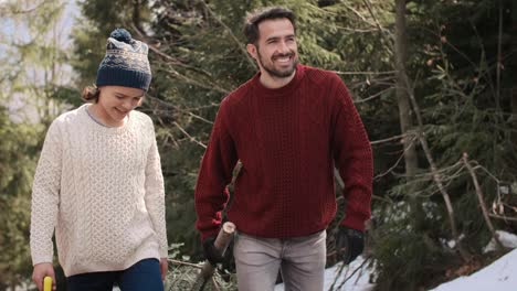 Familia-Feliz-Encontró-El-árbol-De-Navidad-Perfecto