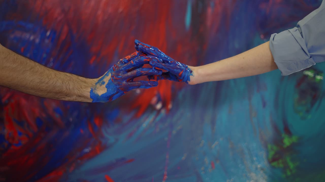 앞에 있는 페인트에 있는 커플의 손, 다채로운 캔버스, 만지는 움직임