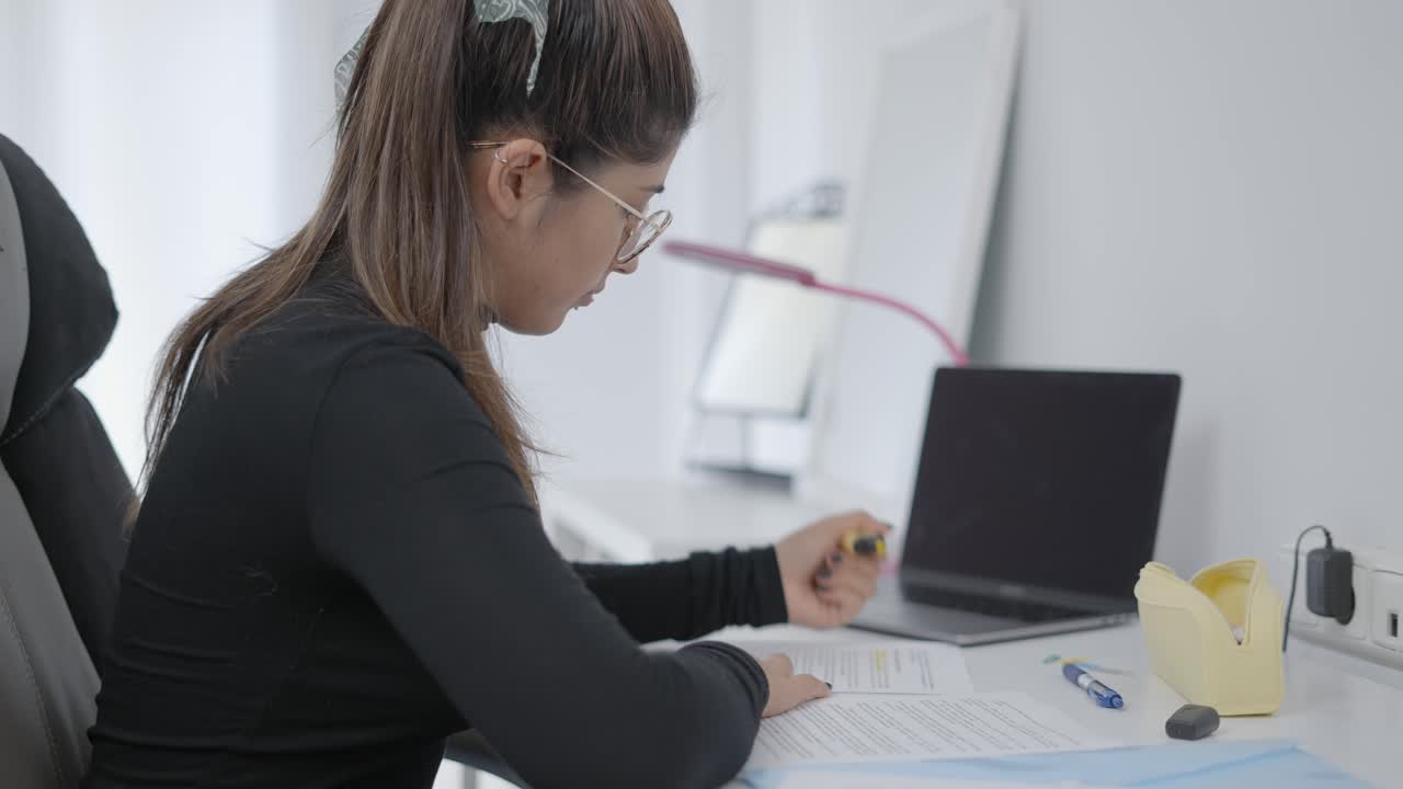 mujer estudiando en casa