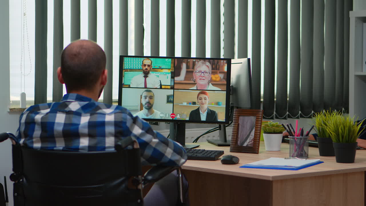 gerente com deficiência em cadeira de rodas a falar durante uma videoconferência