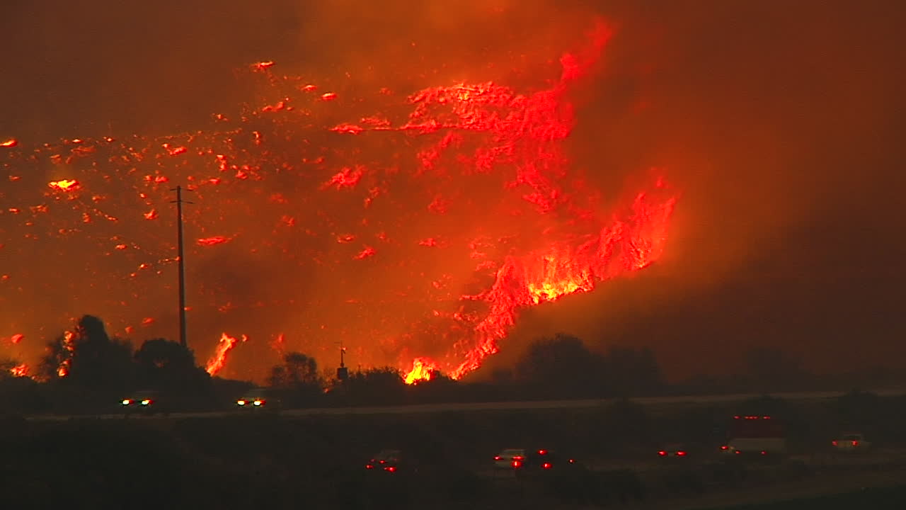 캘리포니아 벤추라와 산타바바라 근처의 101번 고속도로 위 언덕에서 밤에 토마스 화재가 타오릅니다.