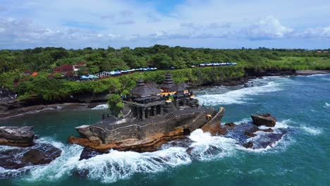 Olas-Del-Mar-Rompiendo-En-El-Templo-De-Tanah-Lot-En-Bali,-Indonesia---Toma-Aérea