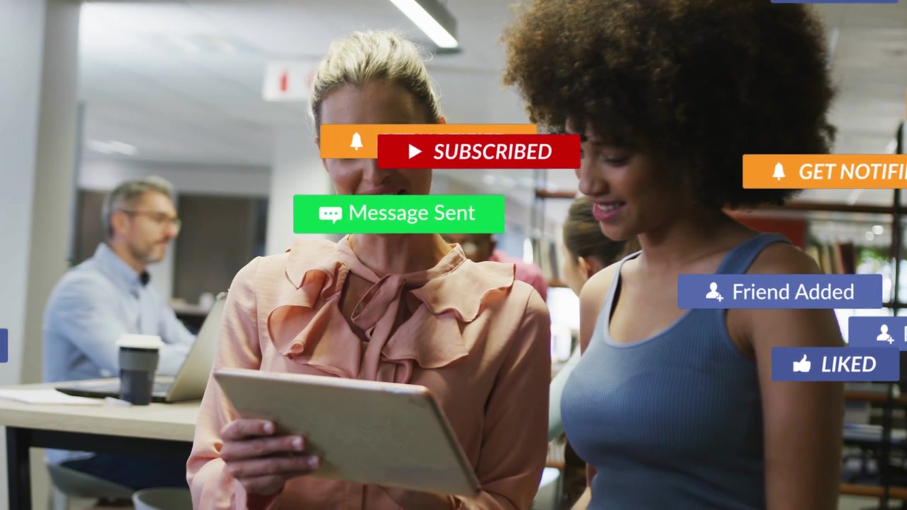 Dua wanita mengetuk tablet di ruang kerja bersama, ikon pemasaran memenuhi bingkai, menutupi lalu menghilang.
