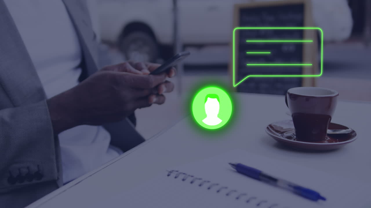 소셜 미디어 아이콘의 애니메이션과 스마트 폰을 사용하는 두 인종 여성에 대한 데이터 처리