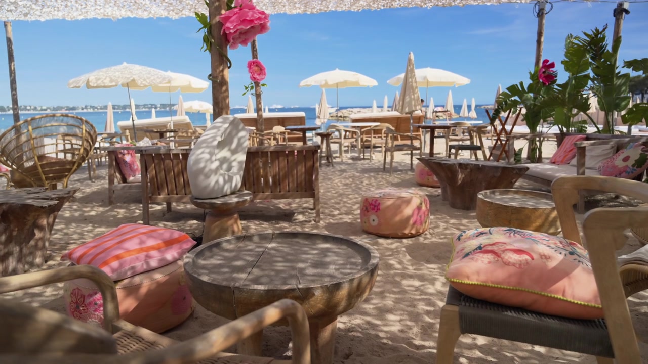 Diverse scene di aree lounge e salotto da spiaggia vuote, con piante tropicali e cuscini decorativi.