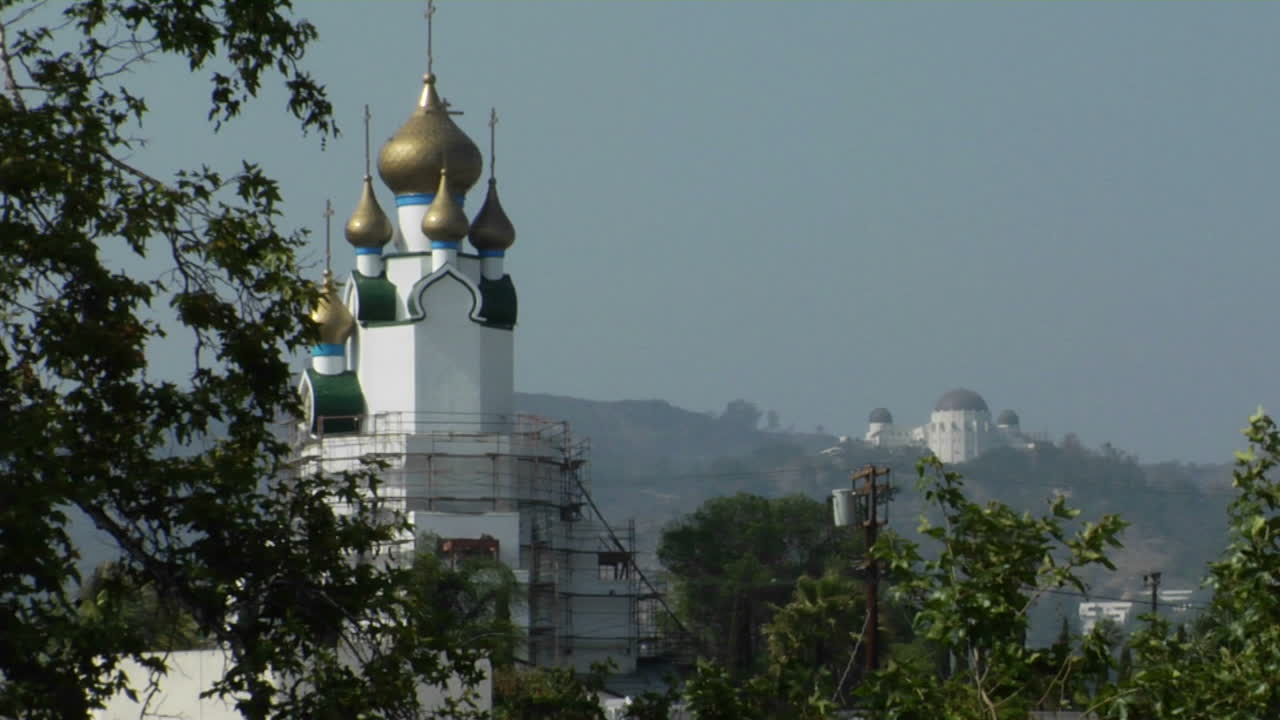 cúpulas doradas adornan el exterior de un edificio de la iglesia ortodoxa rusa