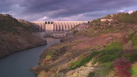 Impresionante-Travelling-Cinemático-De-Izquierda-A-Derecha-De-La-Presa-De-Alcantara.