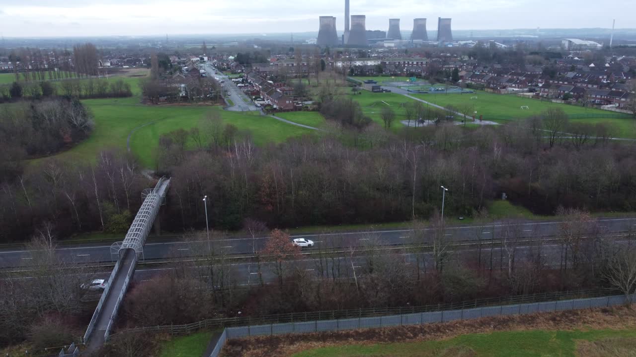 enlace de la ciudad suburbana carriles de tráfico por carretera bajo la central eléctrica horizonte vista aérea órbita derecha