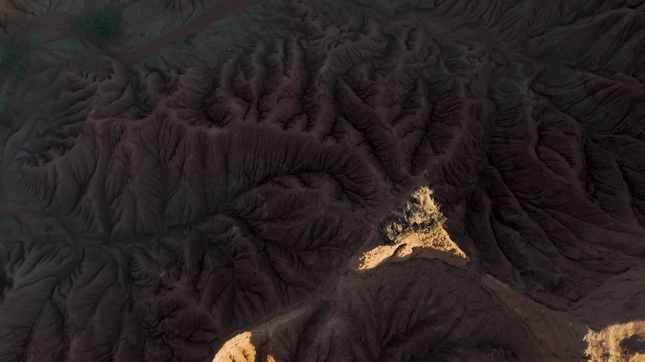 formaciones de tierra arenosa en el desierto paisaje de tatacoa, destino turístico popular en colombia