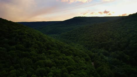 Impresionantes-Imágenes-De-Video-De-Drones-De-Un-Impresionante-Valle-Montañoso-De-Los-Apalaches-Durante-El-Verano-Al-Atardecer-Con-Una-Hermosa-Luz-Dorada