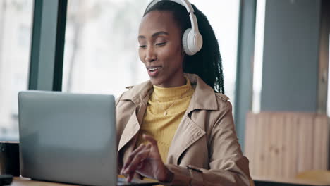 Coffee-shop,-laptop-and-black-woman