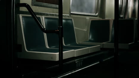 interior vacío del vagón del metro