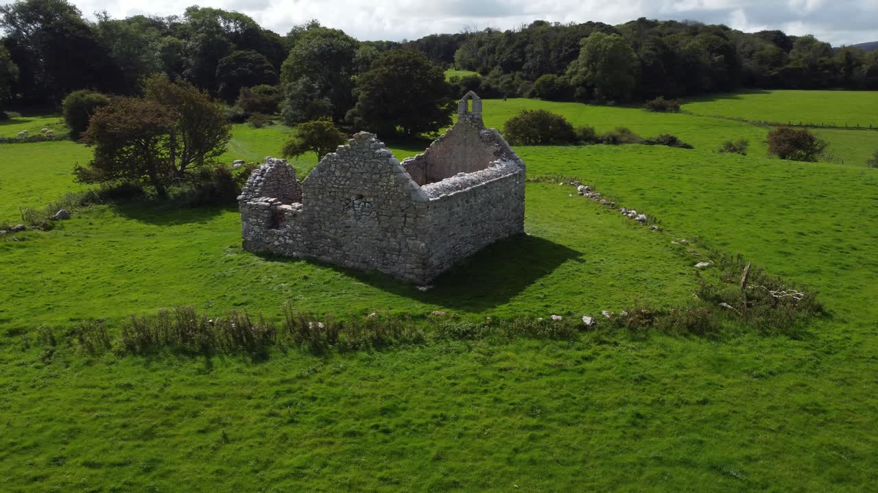 vista aérea que establece la capilla revelada iligwy capilla en ruinas en la costa de la isla de anglesey, norte de gales