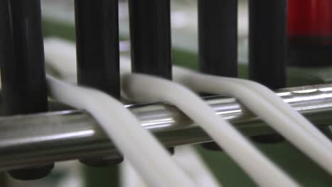 foto de cerca de la producción de hilos de algodón en una planta de fabricación de textiles