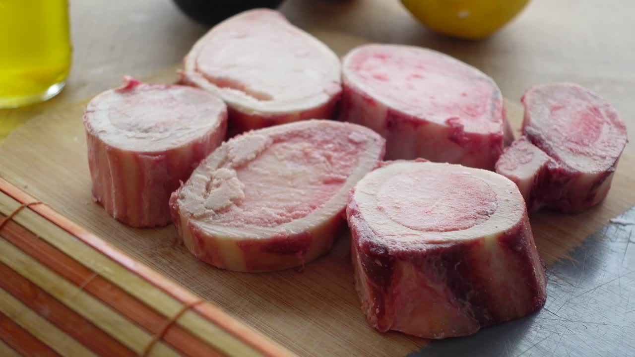ossos de carne bovina crua para cozinha