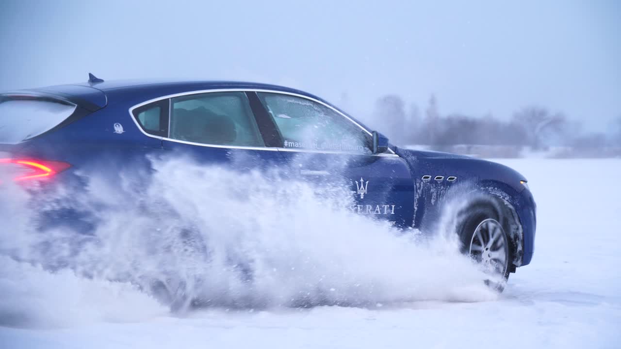 도로에 눈 어리가 있는 강한 눈보라