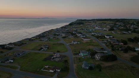 Vista-Aérea-De-Una-Comunidad-De-Jubilados-Con-Vista-Al-Océano-En-La-Isla-Whidbey