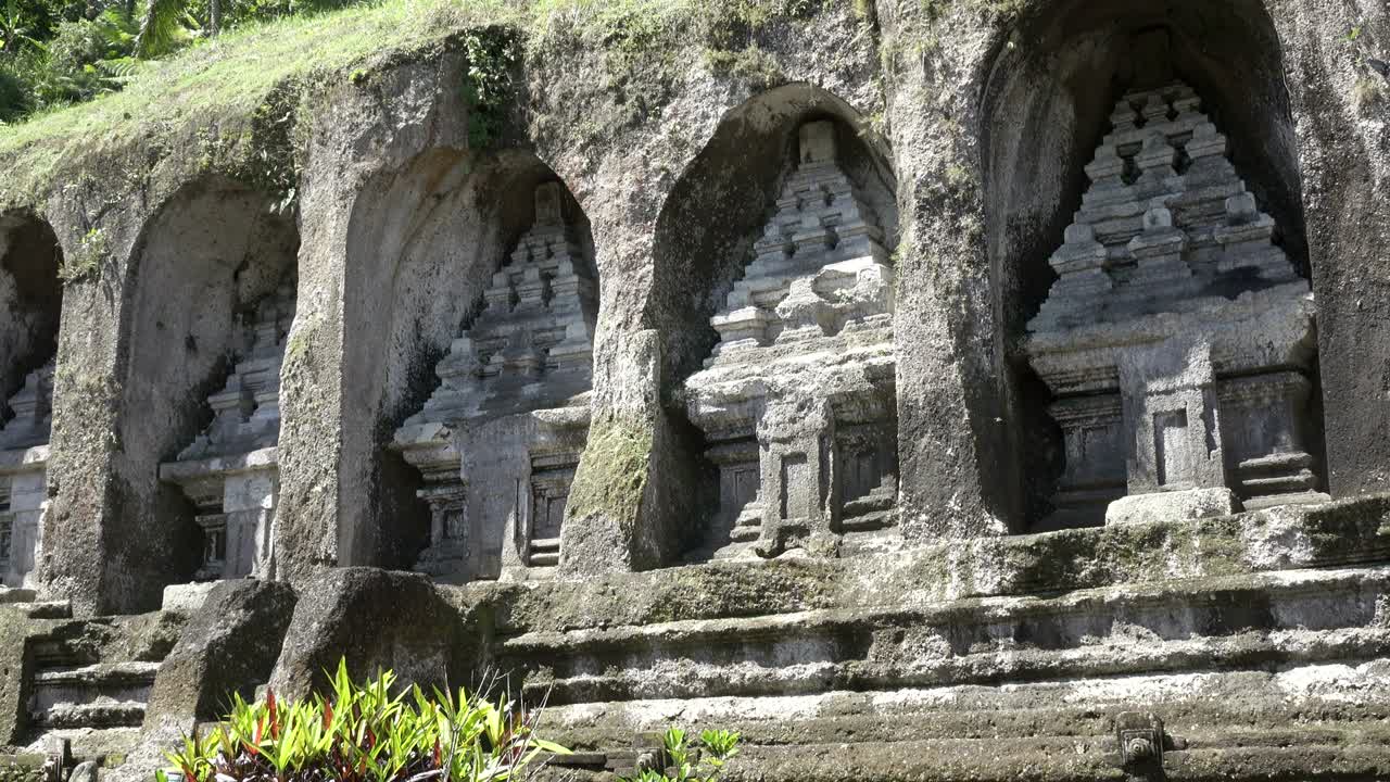 gunung kawi es un templo y complejo funerario del siglo xi en tampaksiring, al noreste de ubud, en bali, indonesia.