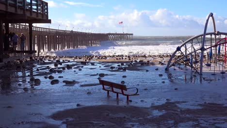 Riesige-Wellen-Stürzen-An-Einem-Kalifornischen-Strand-Und-Pier-Während-Eines-Sehr-Großen-Sturmereignisses-4