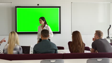 Estudiantes-Universitarios-Que-Asisten-A-La-Conferencia-Del-Campus-En-R3d