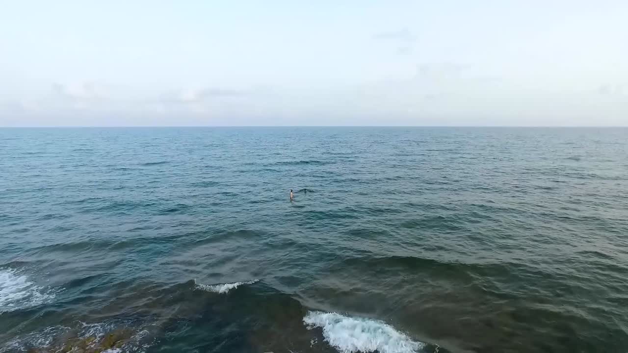 해안에서 수영하는 남자들