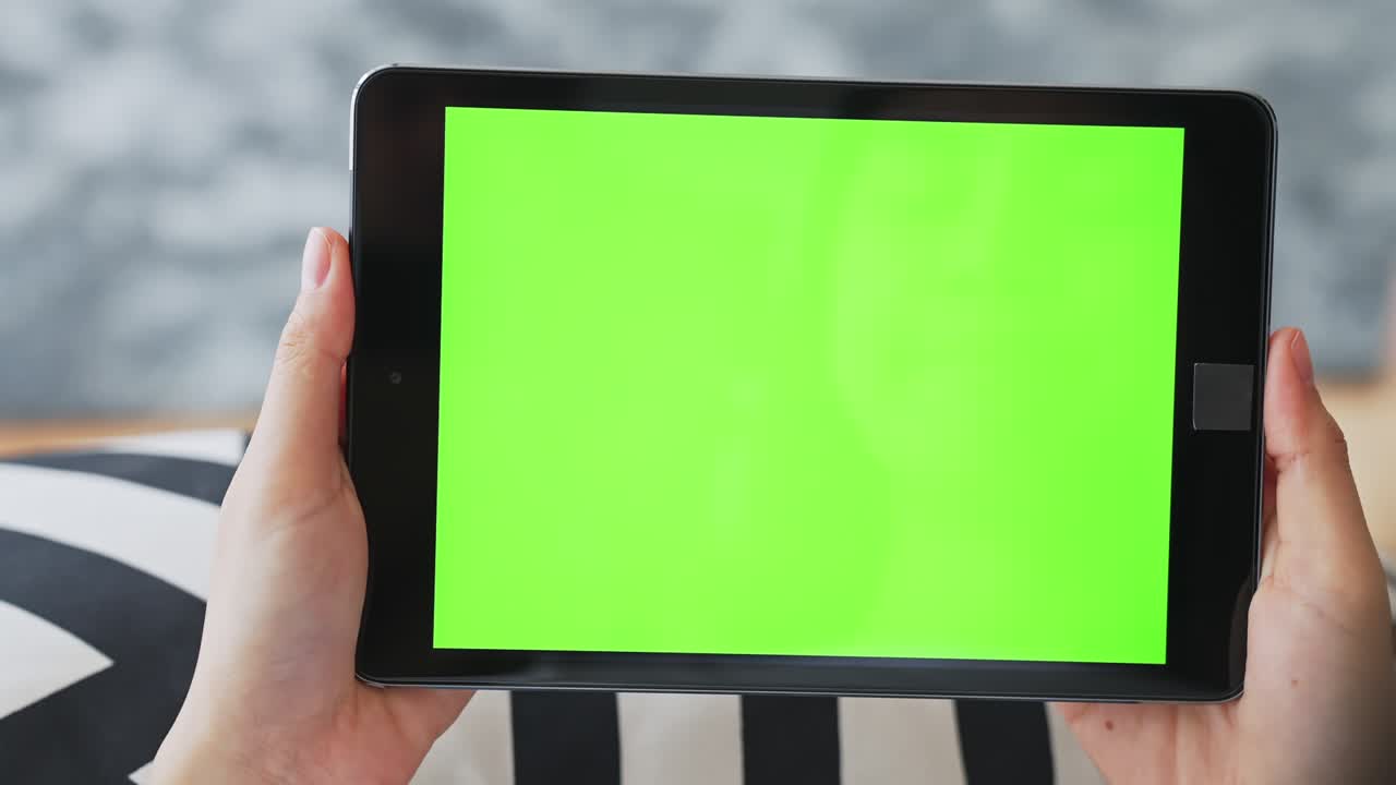 인터넷을 위해 녹색 화면을 가진 디지털 태블릿을 손에 들고 있는 여성의 클로즈업, 광고를 위해 크롬케이 화면.