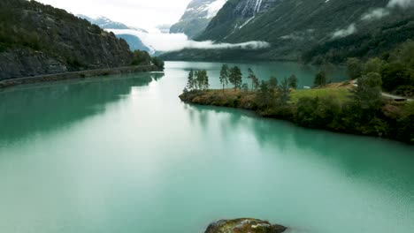 Volando-Sobre-Pequeñas-Islas-En-El-Hermoso-Lago-Loen,-Oeste-De-Noruega