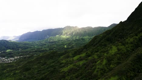 Drone-shot-of-the-Nu'uanu-Valley-in-Hawaii's-inland-forest-region