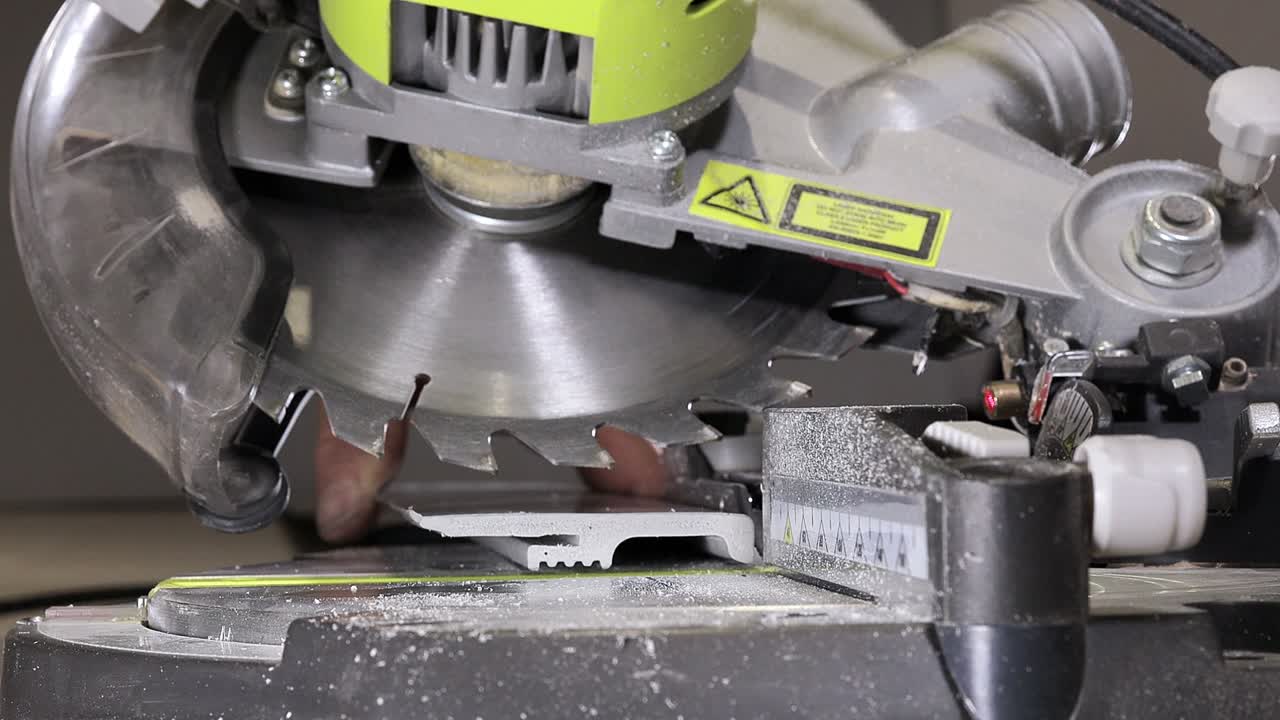 trabajador cortando la base en la sierra circular antes de la instalación.