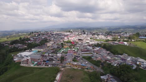 panorama órbita aérea pequeña ciudad filandia en colombia en los andes, día nublado