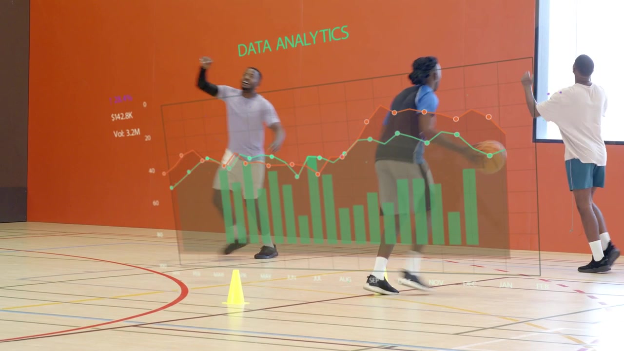 Quatre joueurs commencent à dribbler, tournant autour de cônes pour l'entraînement avec ANALYSE DE DONNÉES affiché sur le mur