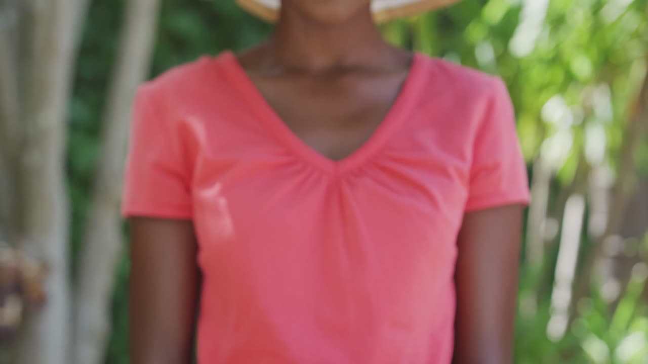 mujer con zanahorias en el jardín