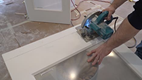 hombre que utiliza una sierra circular para cortar madera construcción de puertas y renovación de hogares, herramientas de reparación
