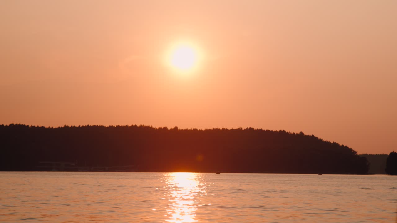 호수 슬로우 모션에 붉은 석양